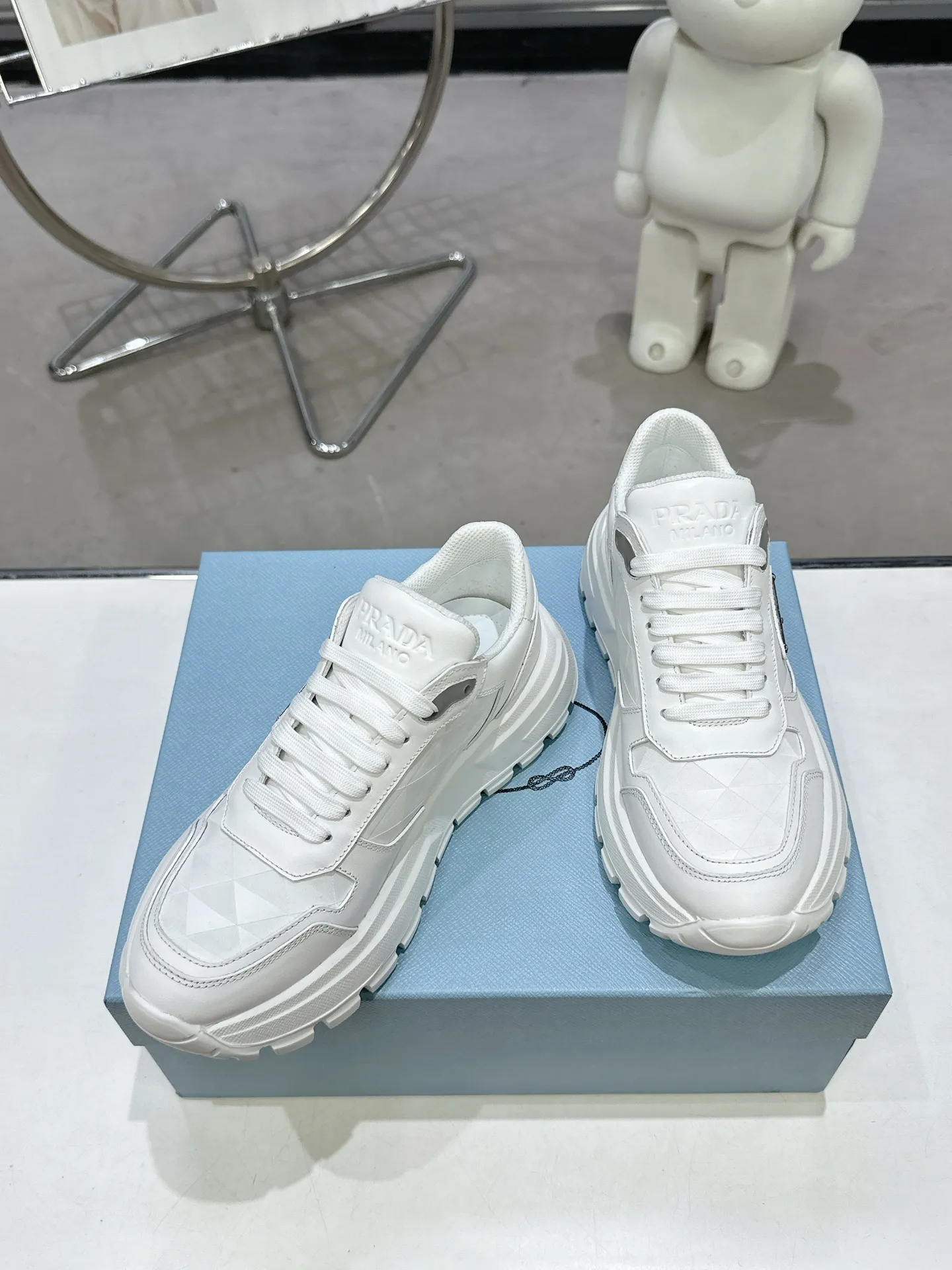 👟👟Ex-factory price 600👟👟 PRADA ²⁰²5𝐬𝐬Prada’s new product comes with strength! ❣️Many Internet celebrities have the same style, fashionable and versatile nice items, original shoes are developed and purchased from Italian counters, and are reproduced 1:1 according to the original taste. This year’s theme is not to be defined, embodying texture through simplicity💛From thick-soled sneakers to zigzag short boots to 2024 flat shoes, everything reveals a sure-fire momentum...combining gentleness and handsomeness, the finishing touch for women❤️ The top-grade open-edge beaded cowhide with imported cowhide triangle logo is consistent with the original version, the wear-resistant and ultra-light two-color outsole, and the sheepskin lining are breathable and comfortable. ⚛Size: Women's 35-40 ⚛Size: Men's 39-45 Original packaging accessories. ⚛